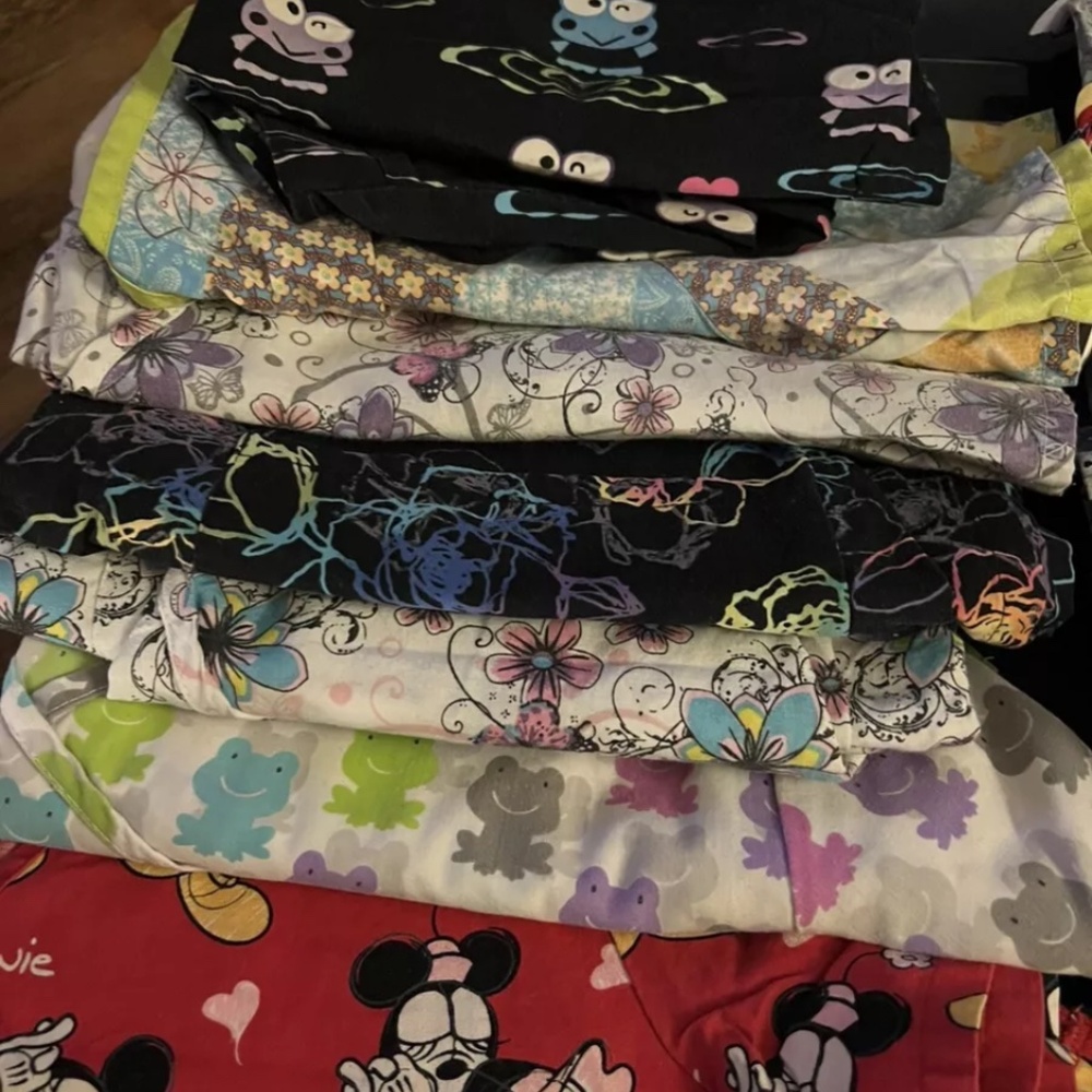 Scrub tops - Picture 2 of 7